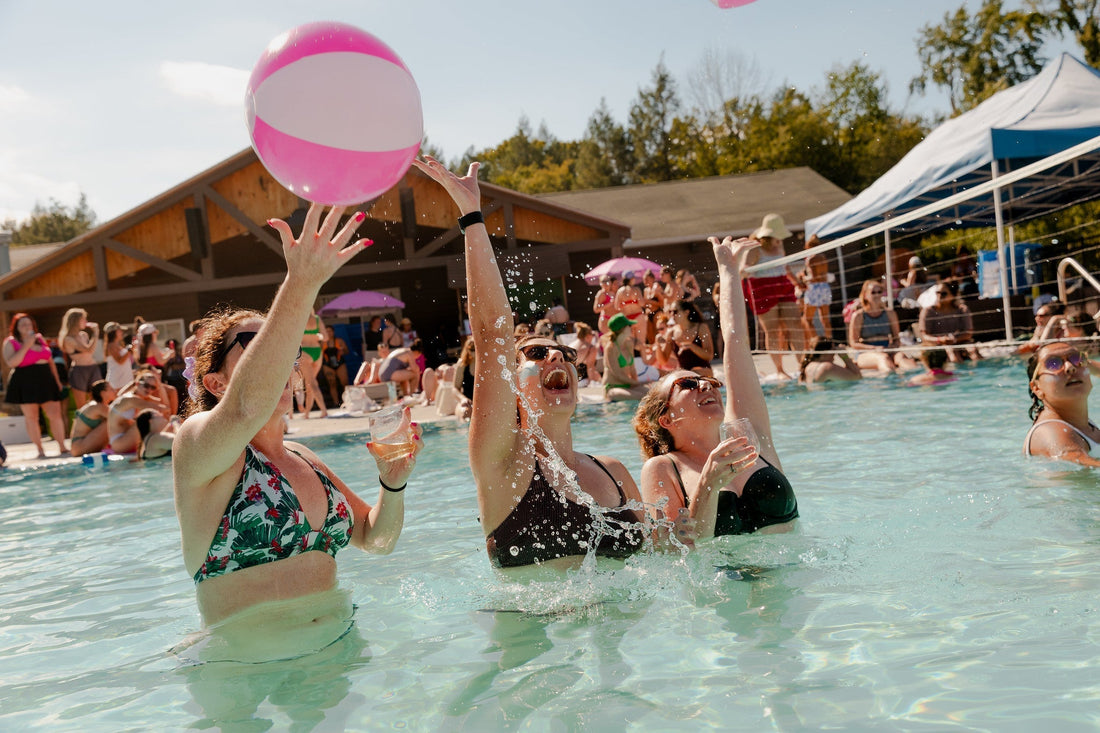 Women making friends as an adult woman